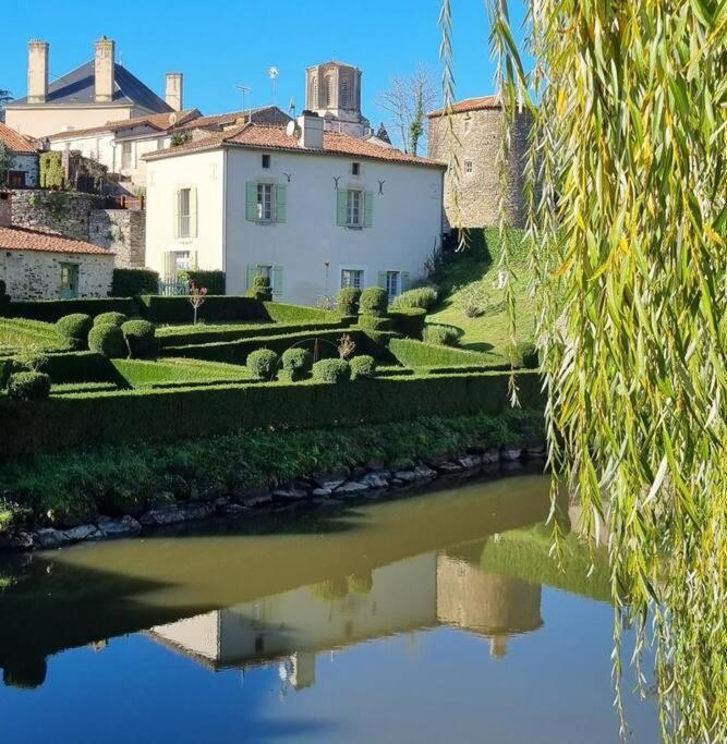 Le Pavillon Bleu Vouvant - Gite Maison Buitenkant foto