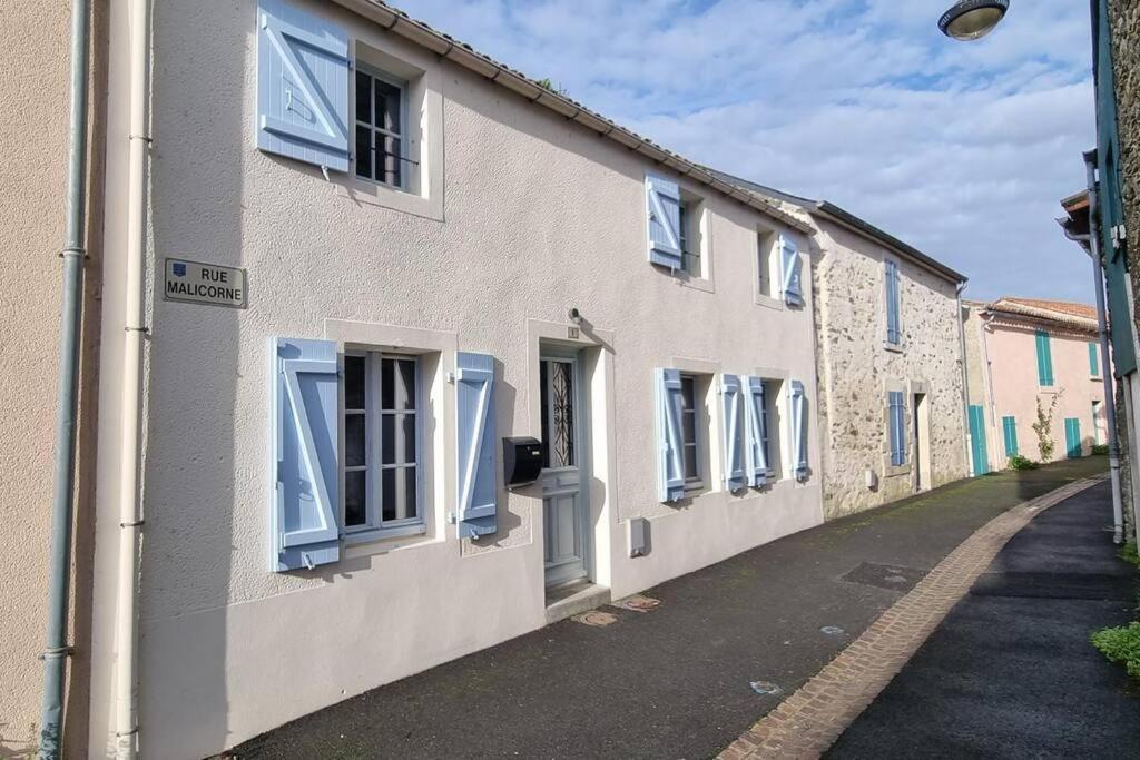 Le Pavillon Bleu Vouvant - Gite Maison Buitenkant foto